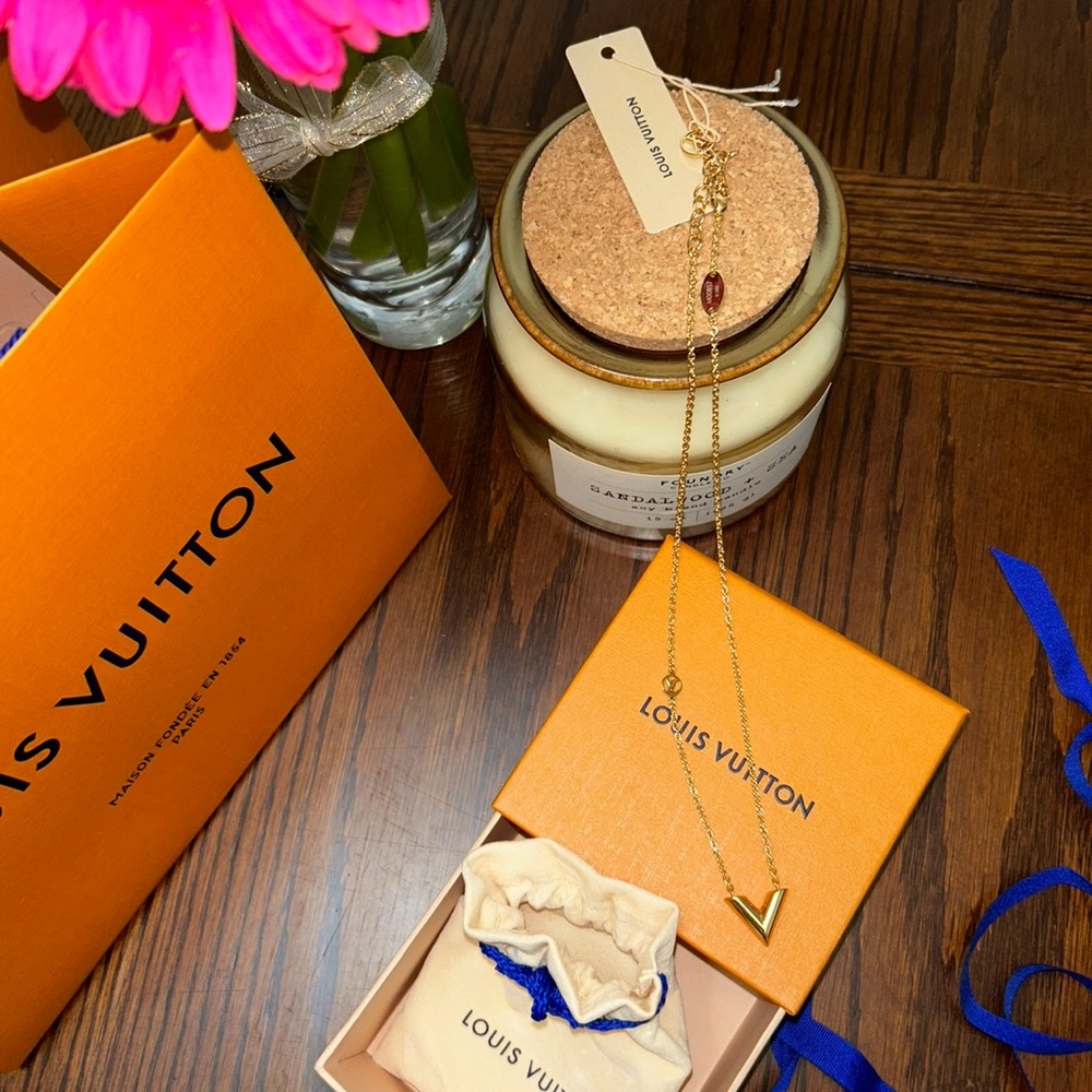 AUTHENTIC LOUIS VUTTON ESSENTIAL V NECKLACE